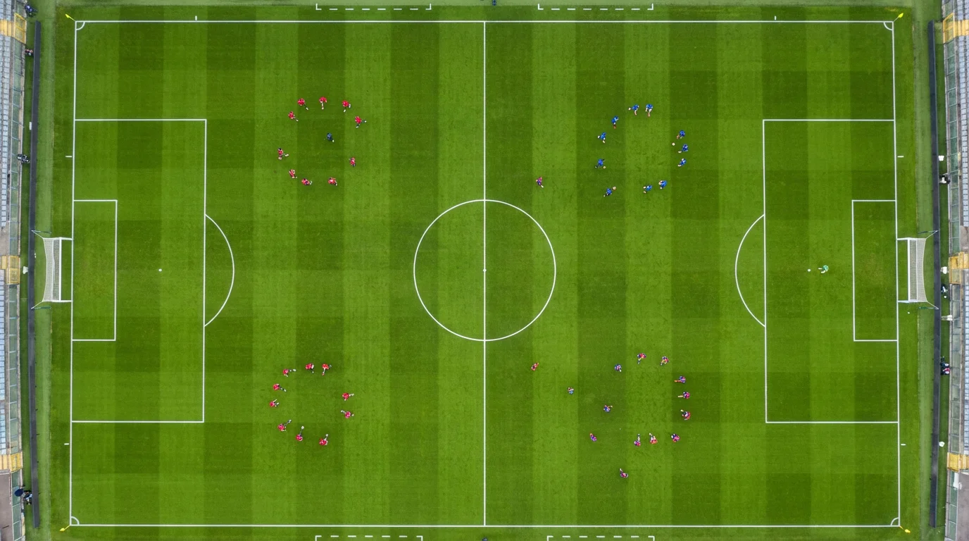 Veduta dall'alto di un campo da calcio di Serie B con le linee bianche ben visibili sull'erba verde