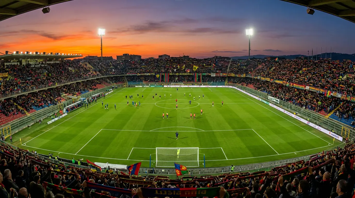 Panoramica di uno stadio di Serie B pieno di tifosi prima dell'inizio della stagione calcistica